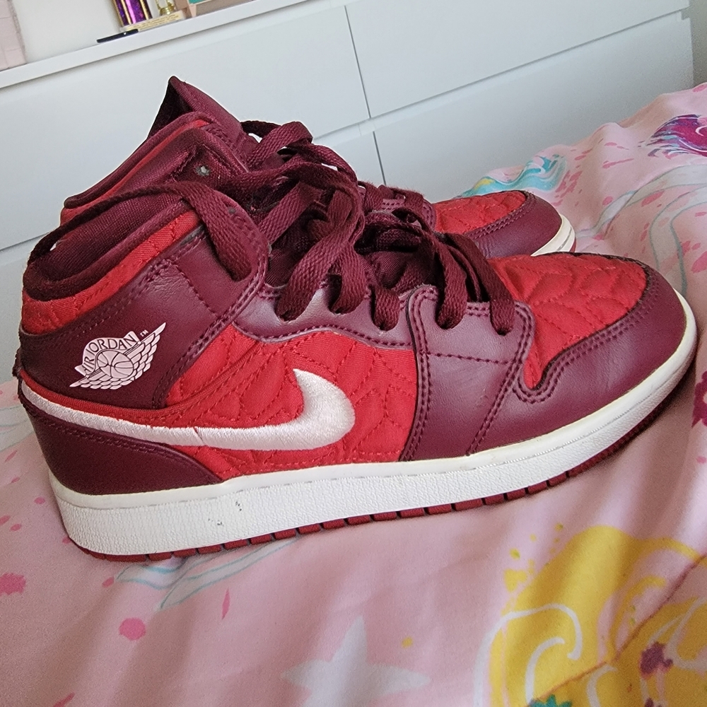 Girl Air jordan 1 mid SE red quilt